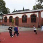 Kinder vor der Turnhalle
