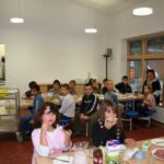 Kinder sitzen in der Mensa