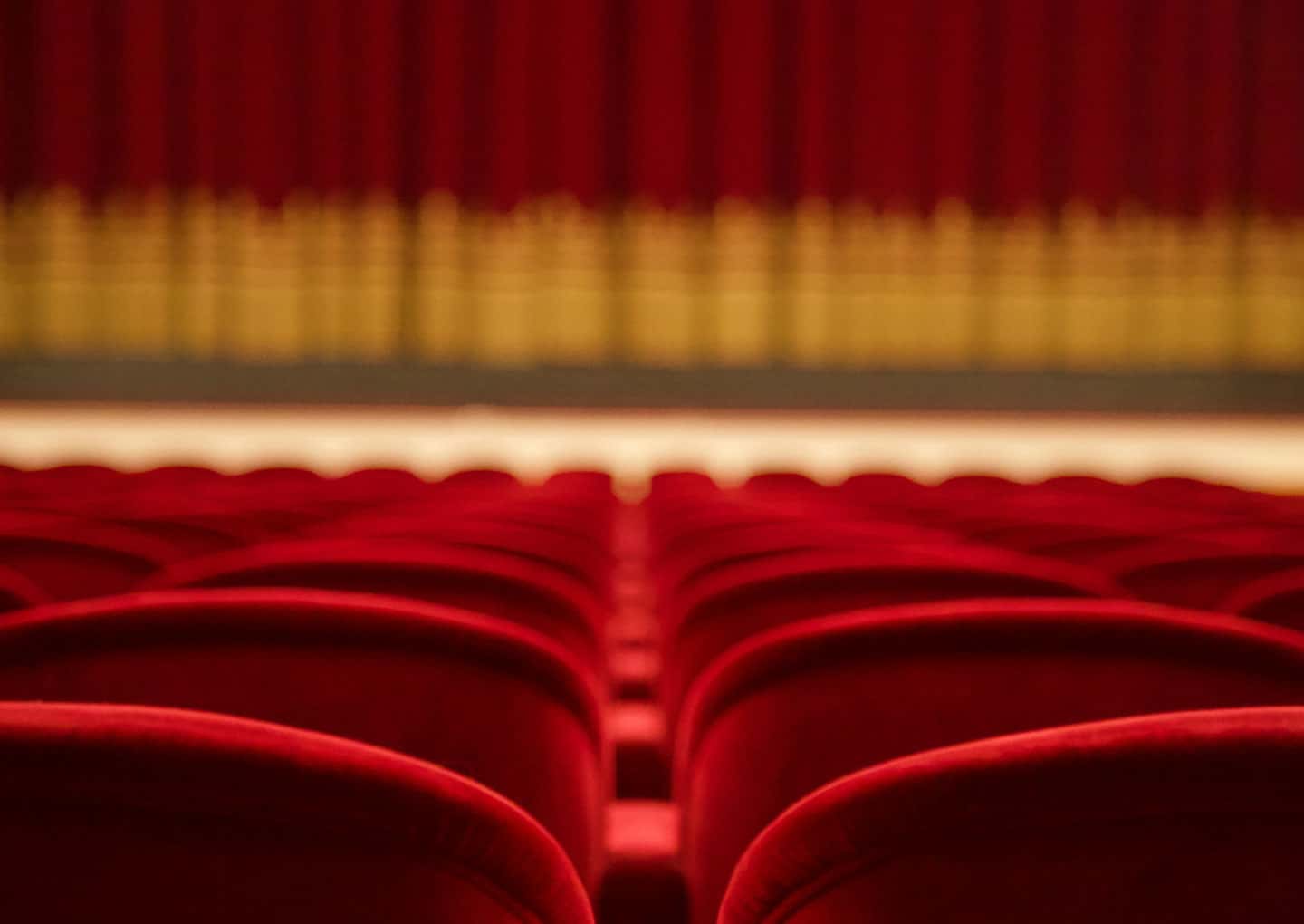 Sitzreihen in einem Theater